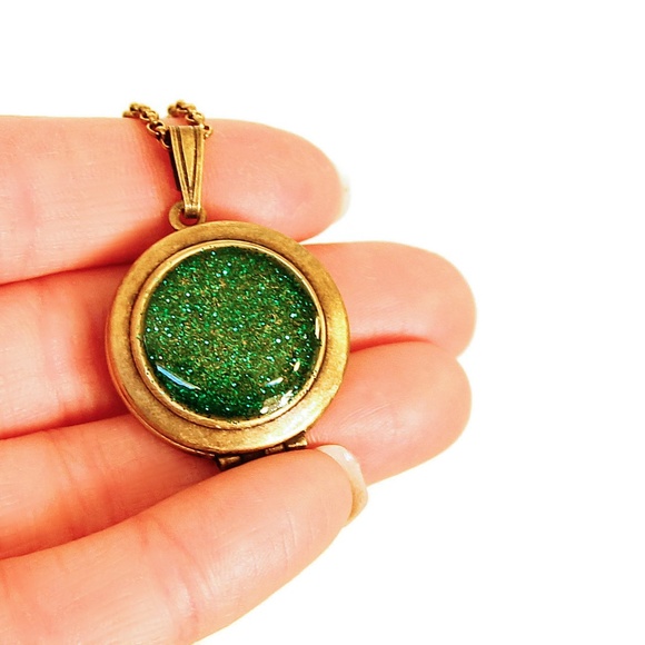 Wicked - Emerald Green Glitter Locket Necklace NWT - Picture 5 of 5